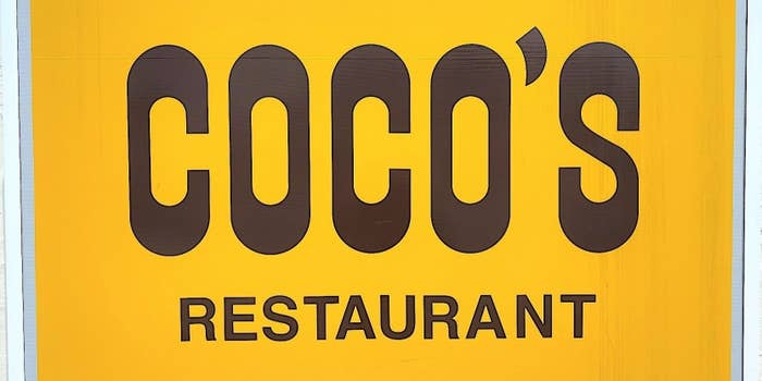 COCO'S RESTAURANTの看板。