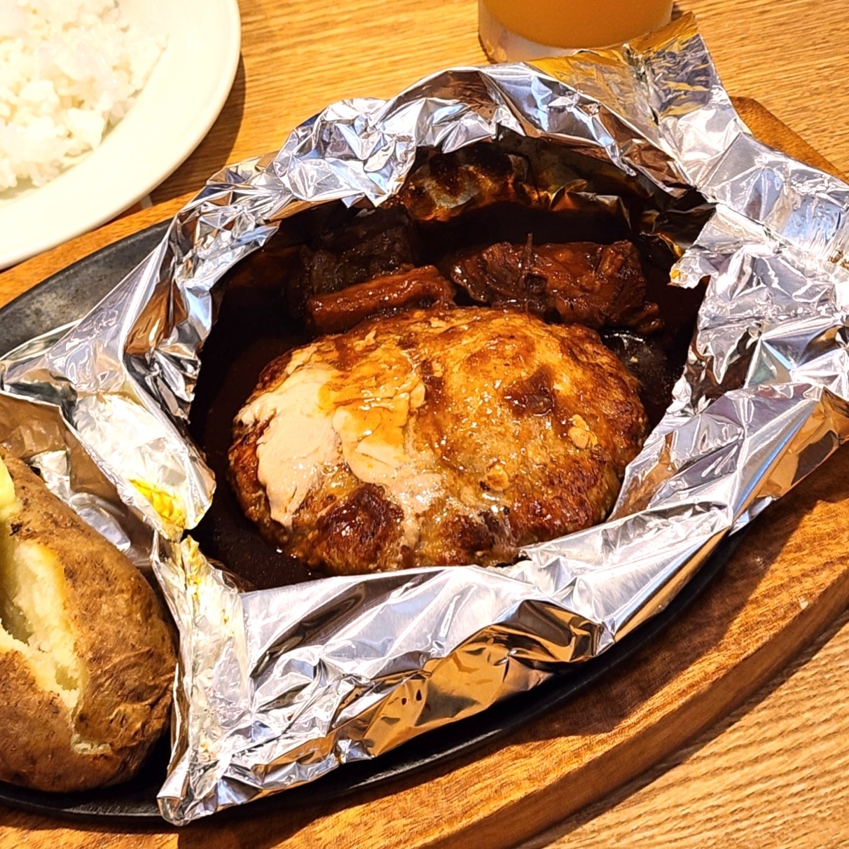 ココスのおすすめフード「濃厚ビーフシチューの包み焼きハンバーグ 145g」