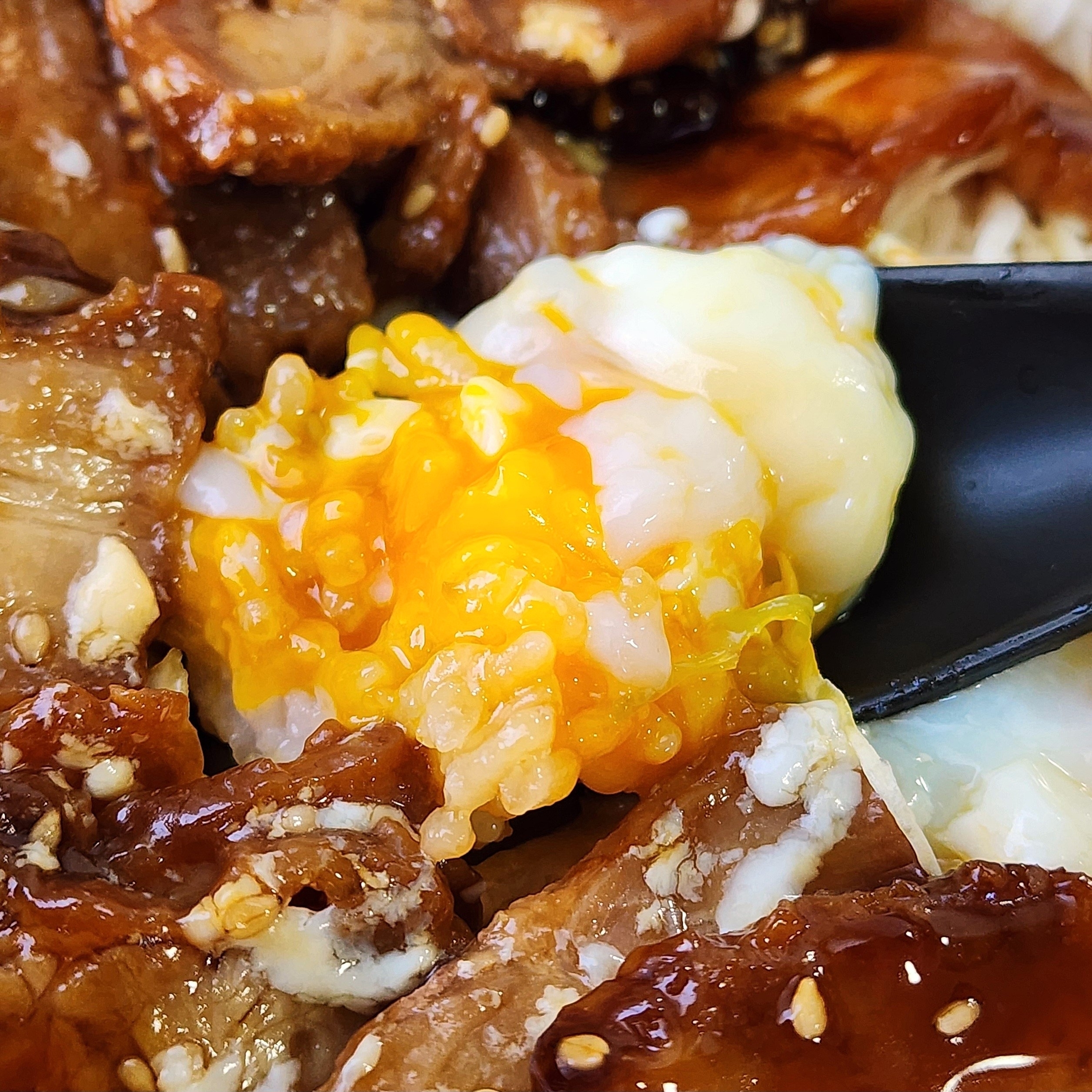 LAWSON(ローソン)のおすすめがっつりフード「直火で炙った焼豚丼」