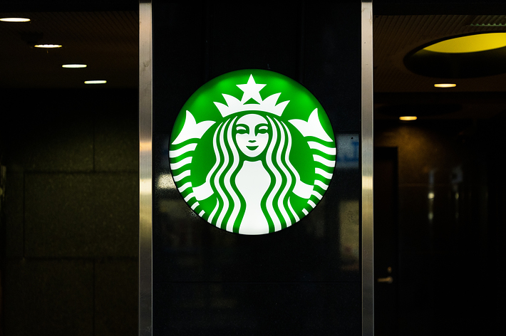 スターバックスのロゴが表示されています。