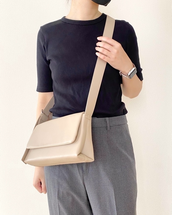 GU（ジーユー）のおすすめファッションアイテム「ロングベルトショルダーバッグ+E」