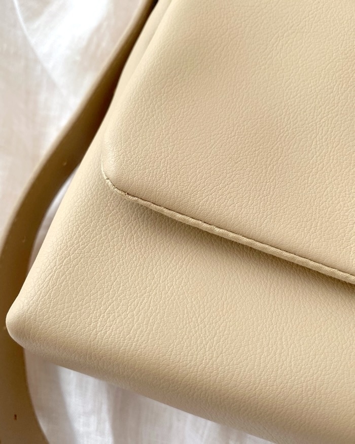 GU（ジーユー）のおすすめファッションアイテム「ロングベルトショルダーバッグ+E」