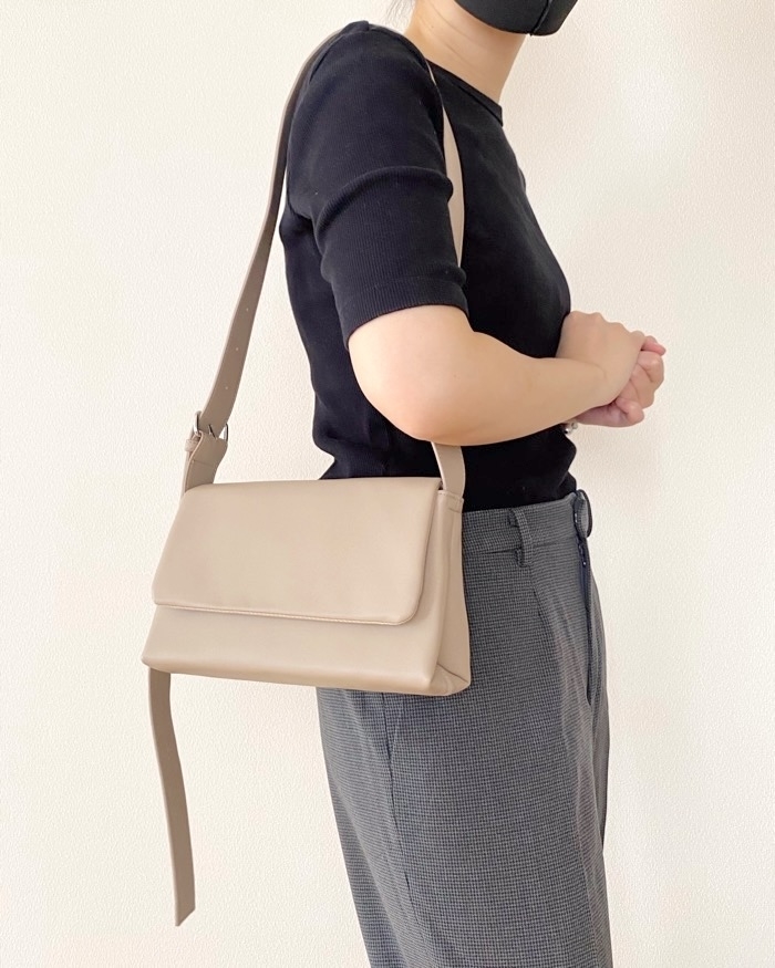 GU（ジーユー）のおすすめファッションアイテム「ロングベルトショルダーバッグ+E」