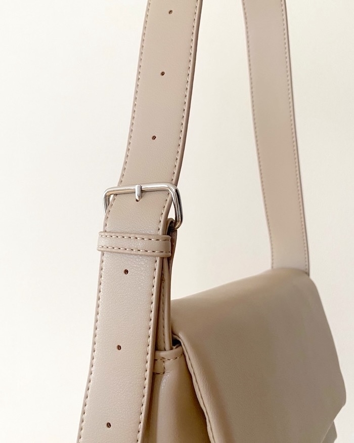 GU（ジーユー）のおすすめファッションアイテム「ロングベルトショルダーバッグ+E」