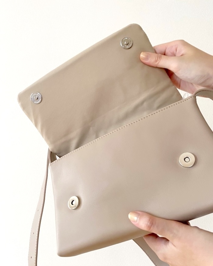 GU（ジーユー）のおすすめファッションアイテム「ロングベルトショルダーバッグ+E」