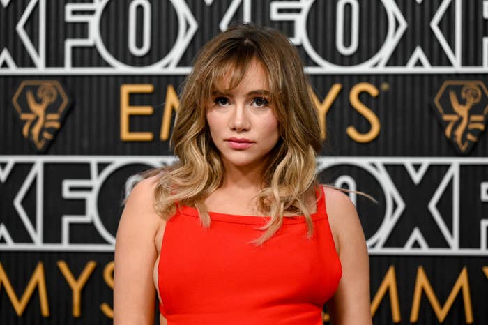 Suki Waterhouse wearing a sleeveless dress at the Emmys event on the red carpet
