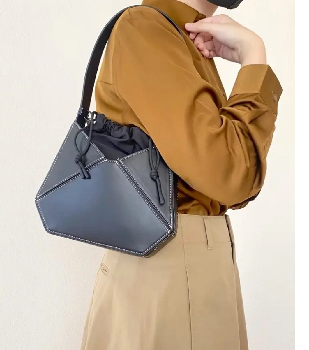 ZARA（ザラ）のおすすめファッションアイテム「ジオメトリック クロスボディバッグ」