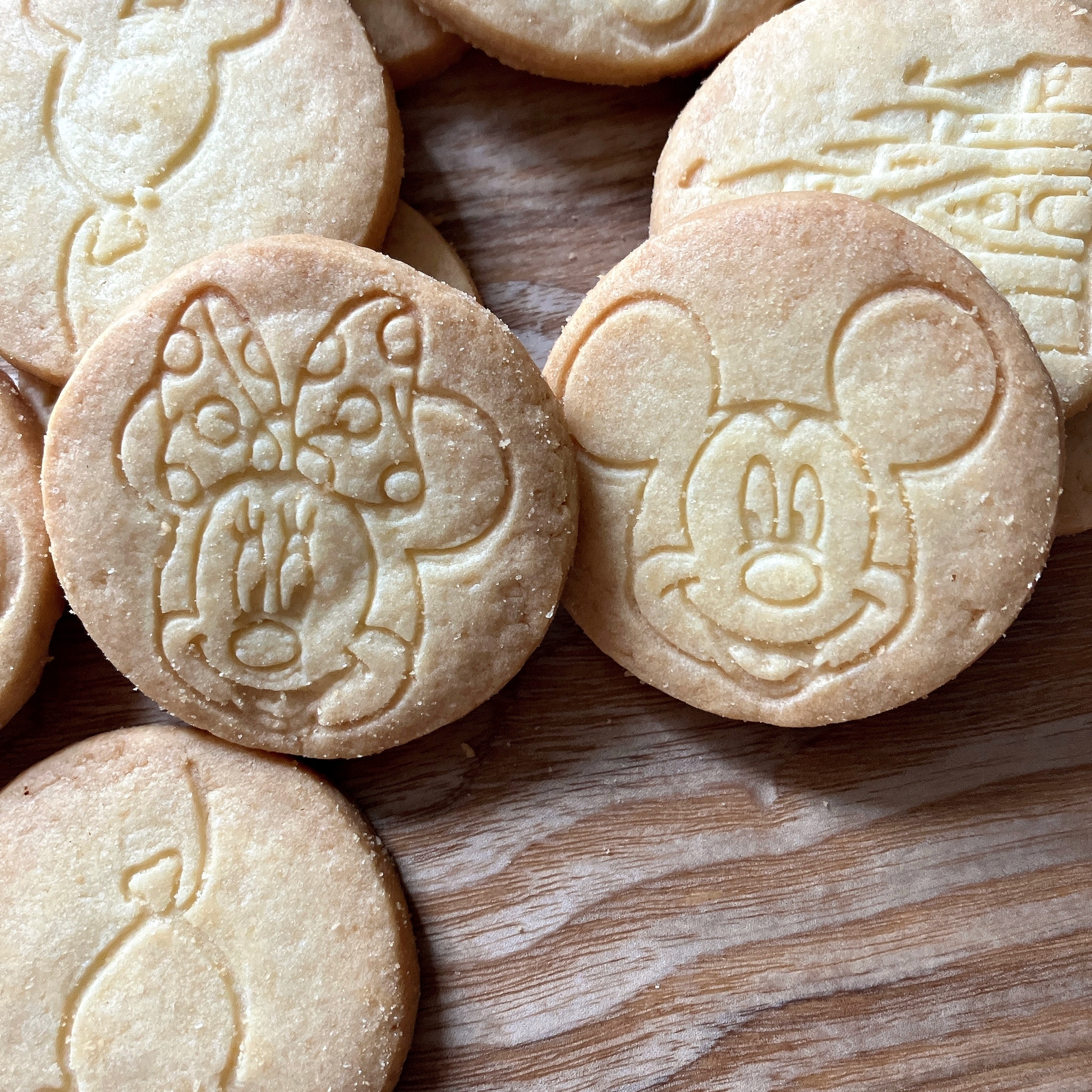 ディズニーランドのおすすめお土産「クッキー 袋 ミッキーマウスと仲間たち」