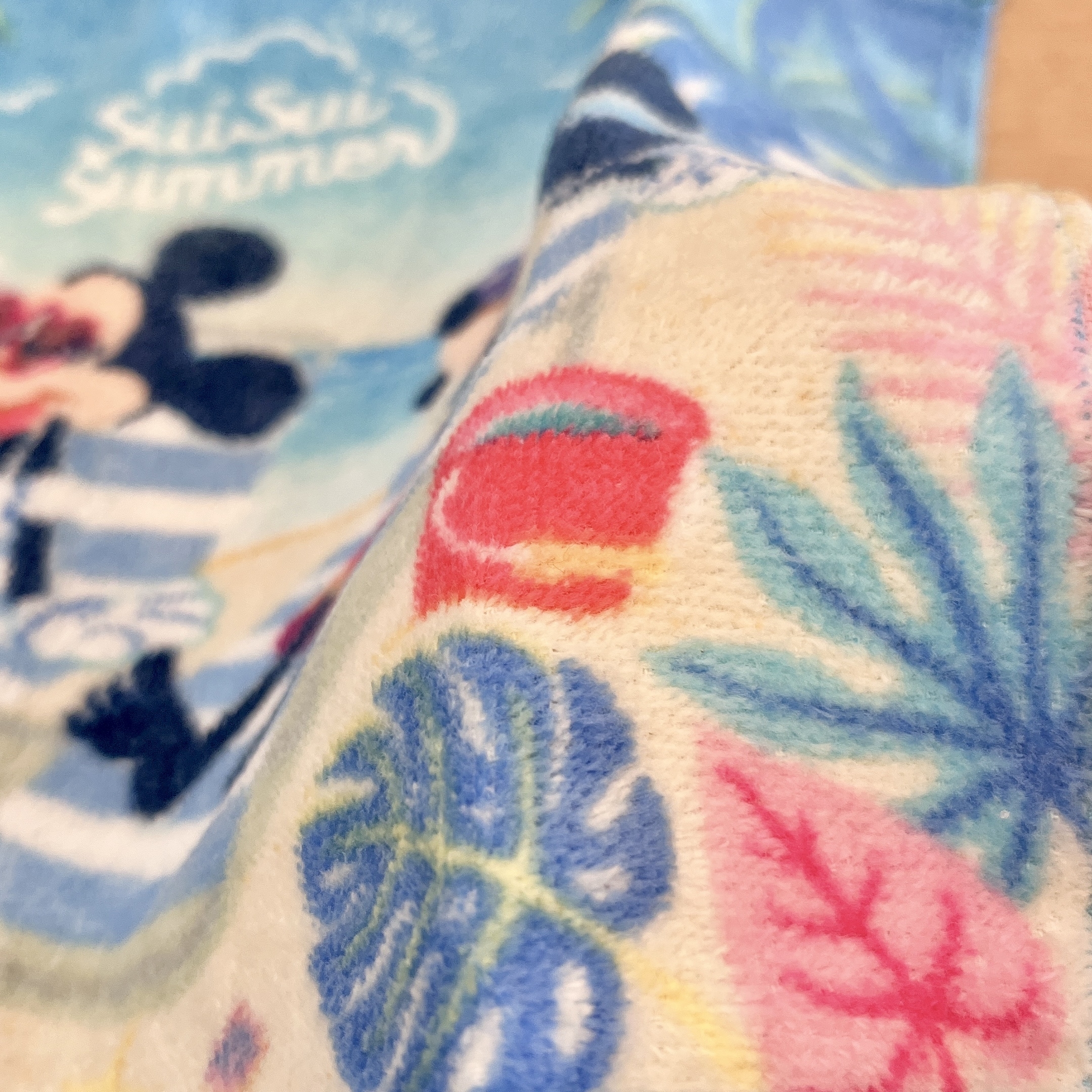 ディズニーランドのおすすめお土産「ミニタオル3枚 ミッキーマウスと仲間たち SuiSui Summer」