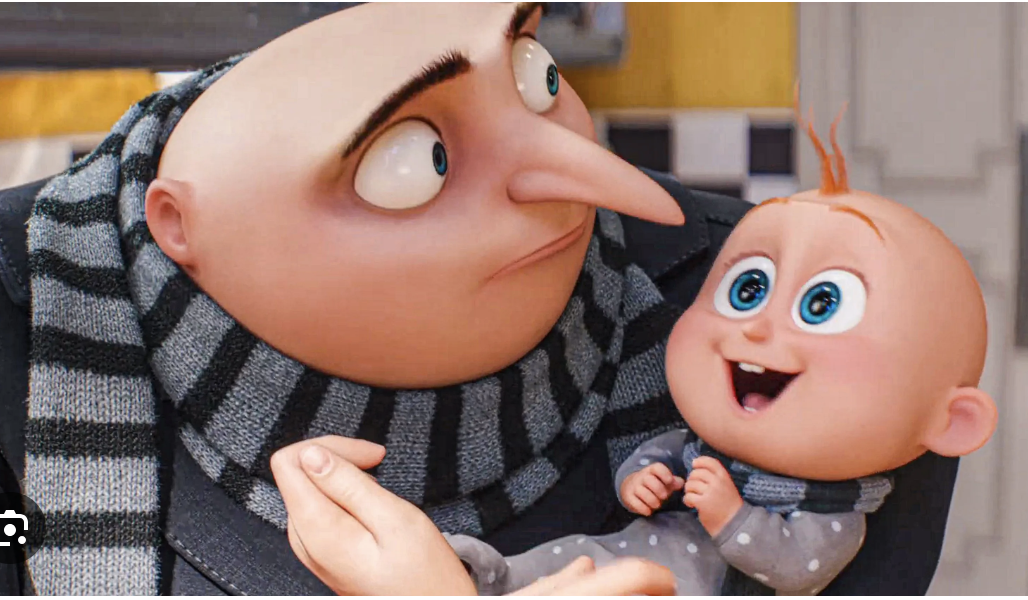 Gru sosteniendo a Bebé en sus brazos, ambos personajes de la película "Mi villano favorito". Gru lleva una bufanda de rayas. Bebé sonríe ampliamente