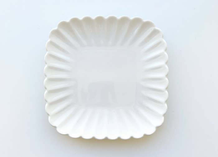 ダイソーのおすすめ雑貨「スクエアプレート(花型、約12cm)」