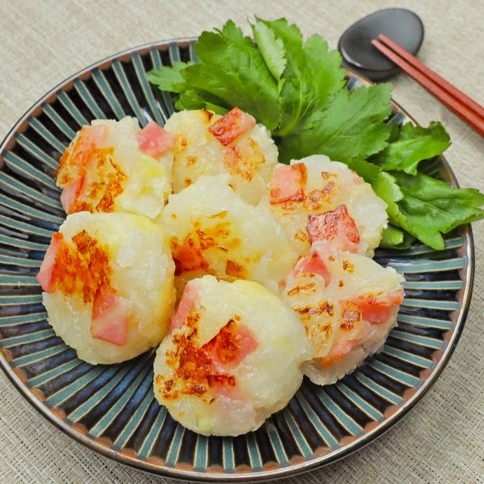 お皿に盛られた料理。焼き目のある小さな団子状の料理。