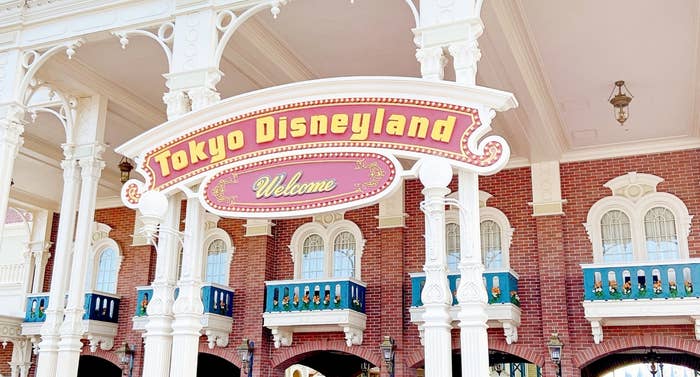 東京ディズニーランドのエントランス。