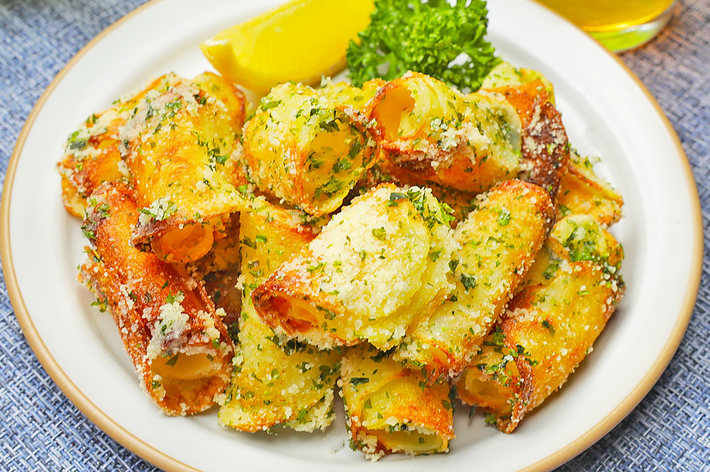 レモンのくさびとパセリのついたプレートに盛り付けられた料理