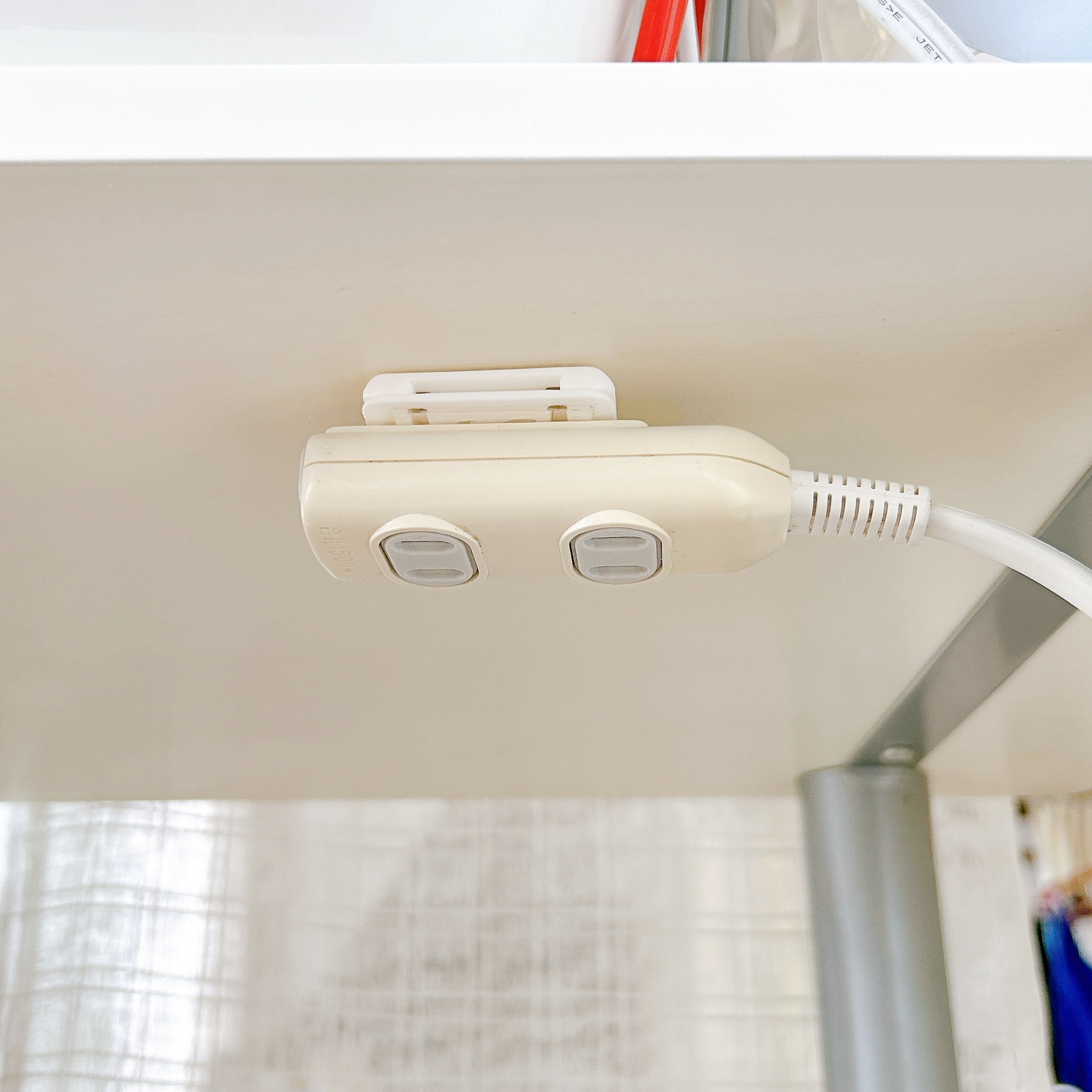 DAISO(ダイソー)のおすすめ便利グッズ「電源タップ固定器」