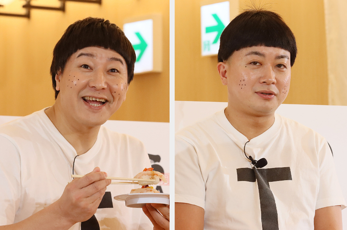 2人の男性が白いシャツを着て、食べ物を持って微笑んでいる。交互にアップで撮影された様子。