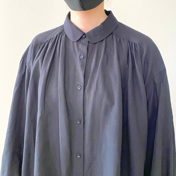 ユニクロのおすすめファッションアイテム「ソフトローンギャザーブラウス」