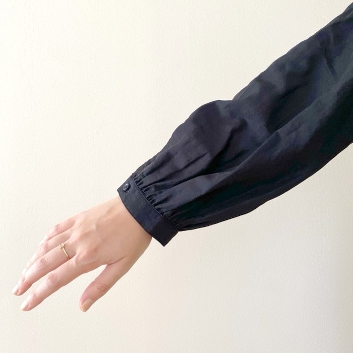 ユニクロのおすすめファッションアイテム「ソフトローンギャザーブラウス」