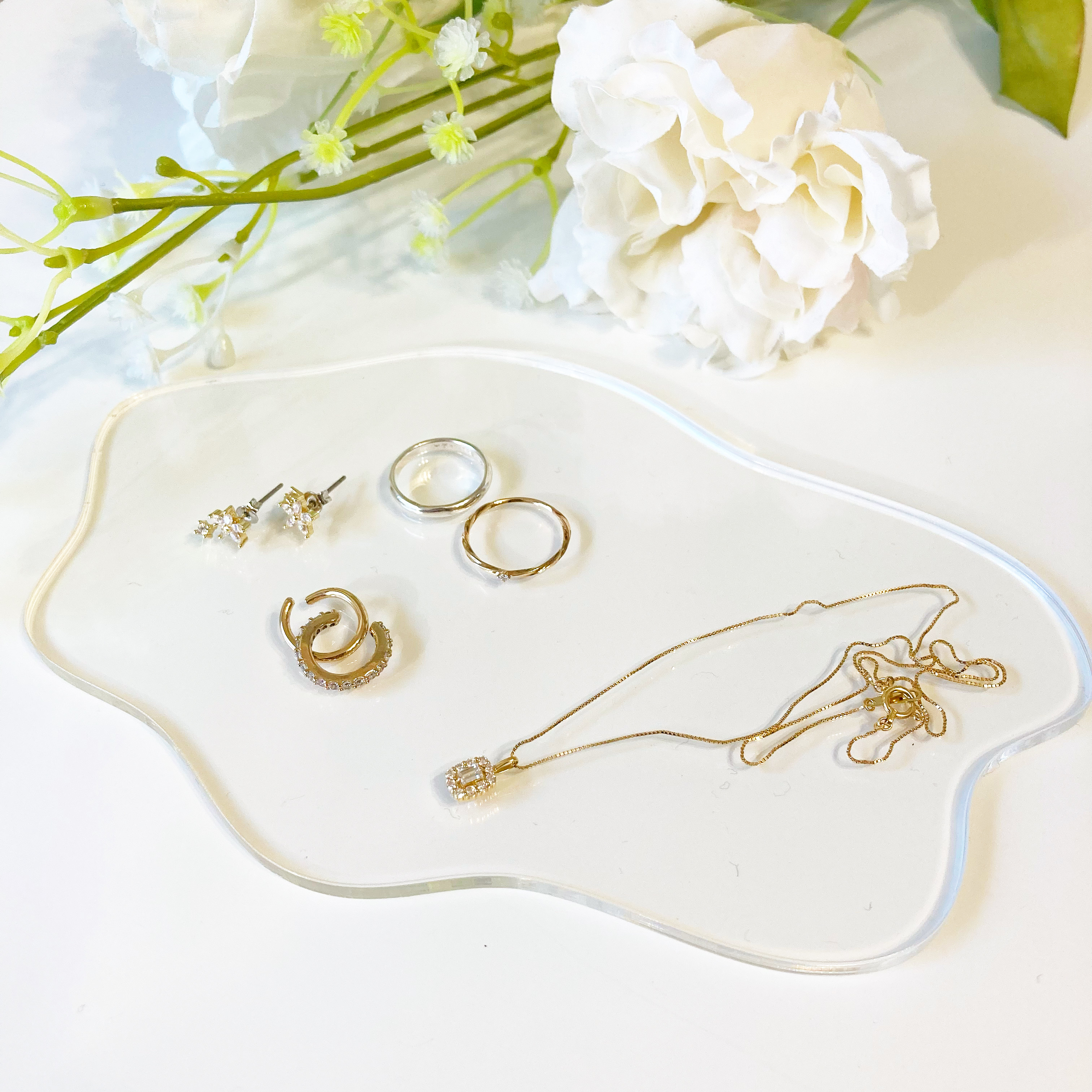 ダイソーのおすすめ雑貨「アクリルトレー(雲形)」