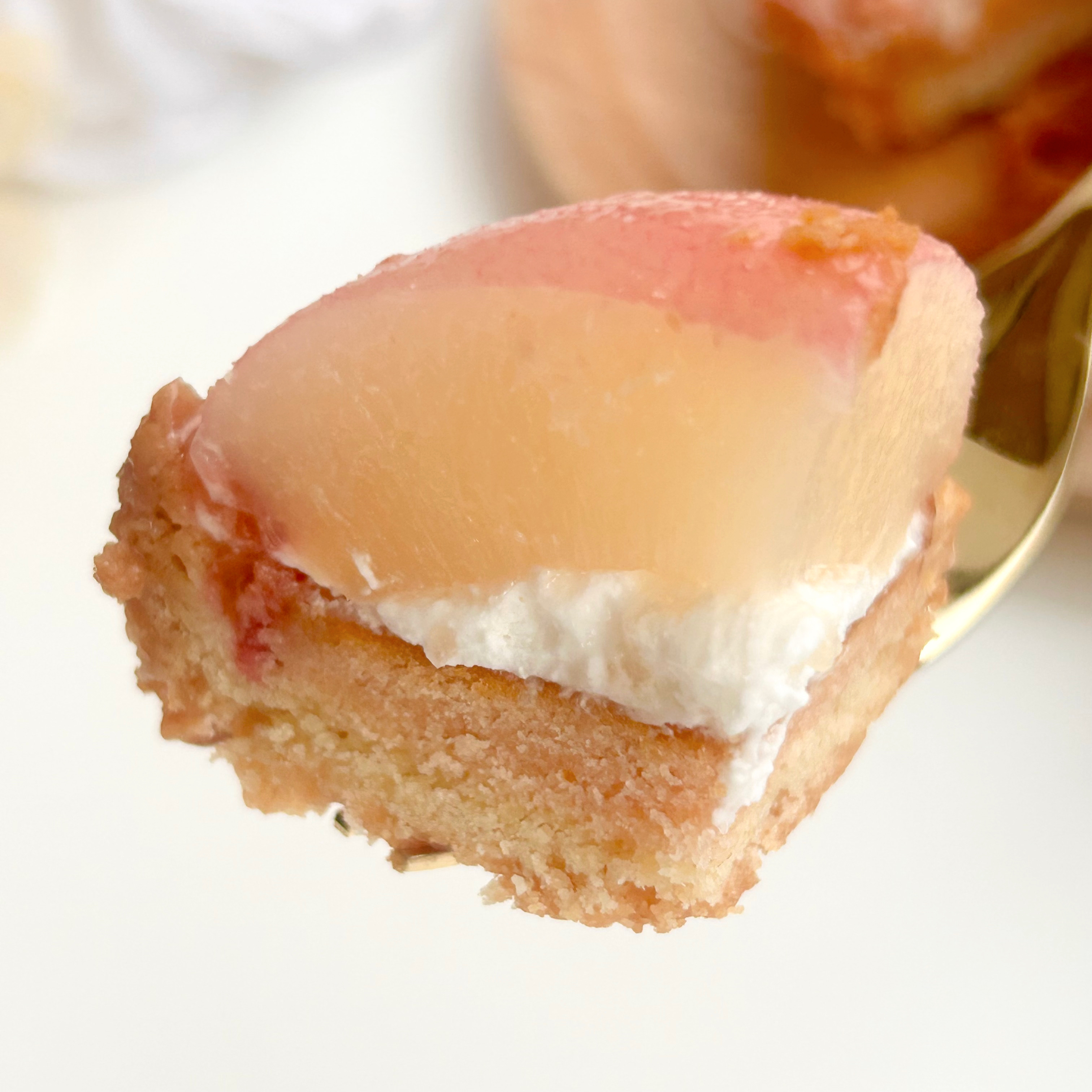 LAWSON(ローソン)の贅沢スイーツ「ごろっとした1/2個分桃のタルト」