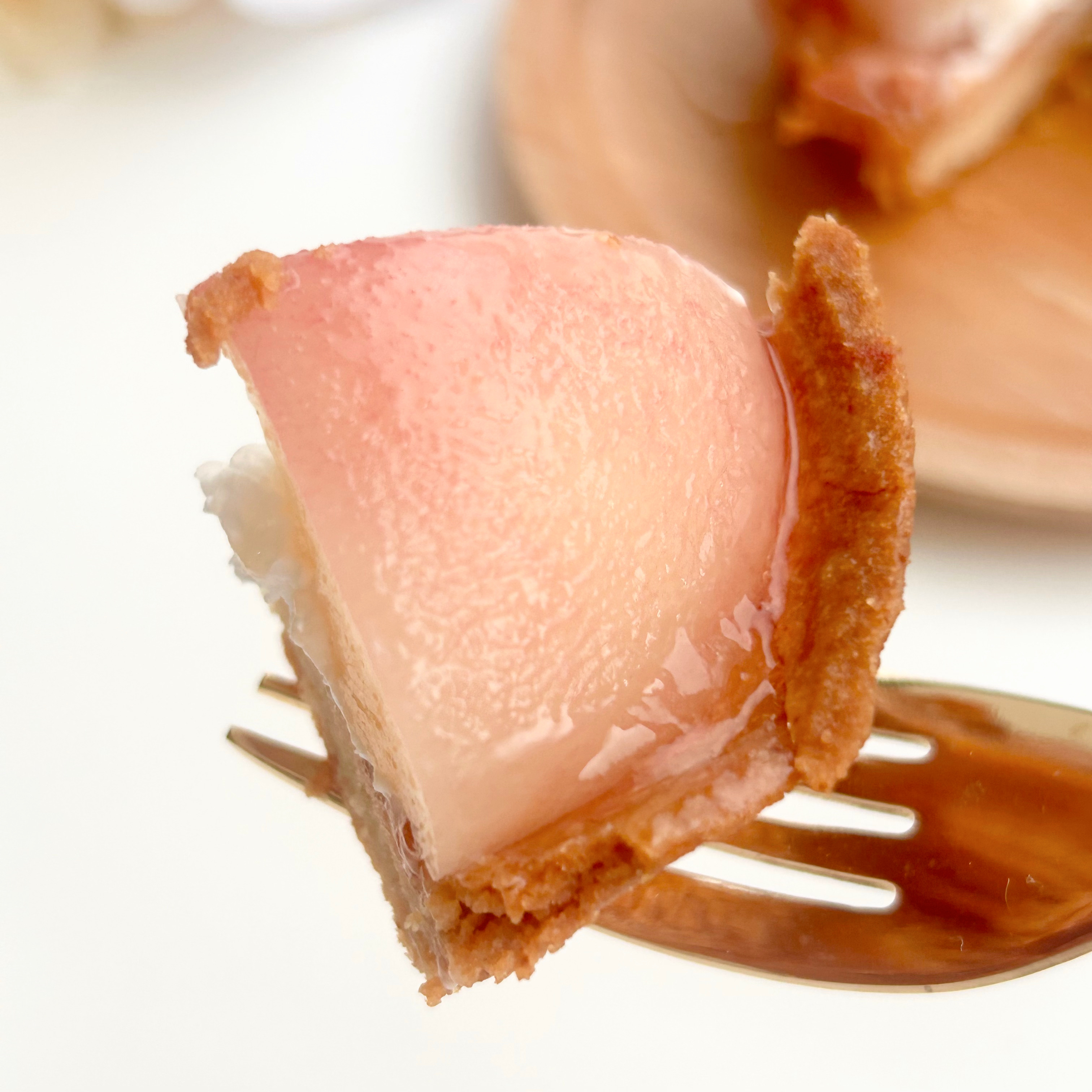 LAWSON(ローソン)の贅沢スイーツ「ごろっとした1/2個分桃のタルト」