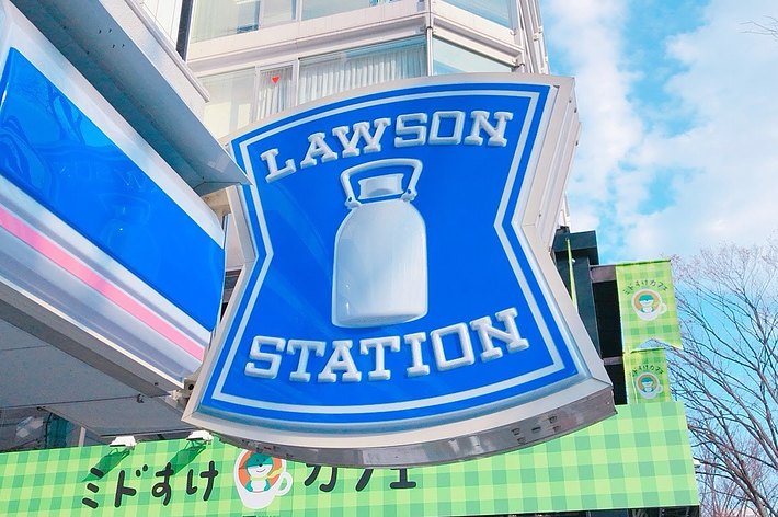 ローソンの店舗外観と看板。ビルと雪のシーンが背景にあります。