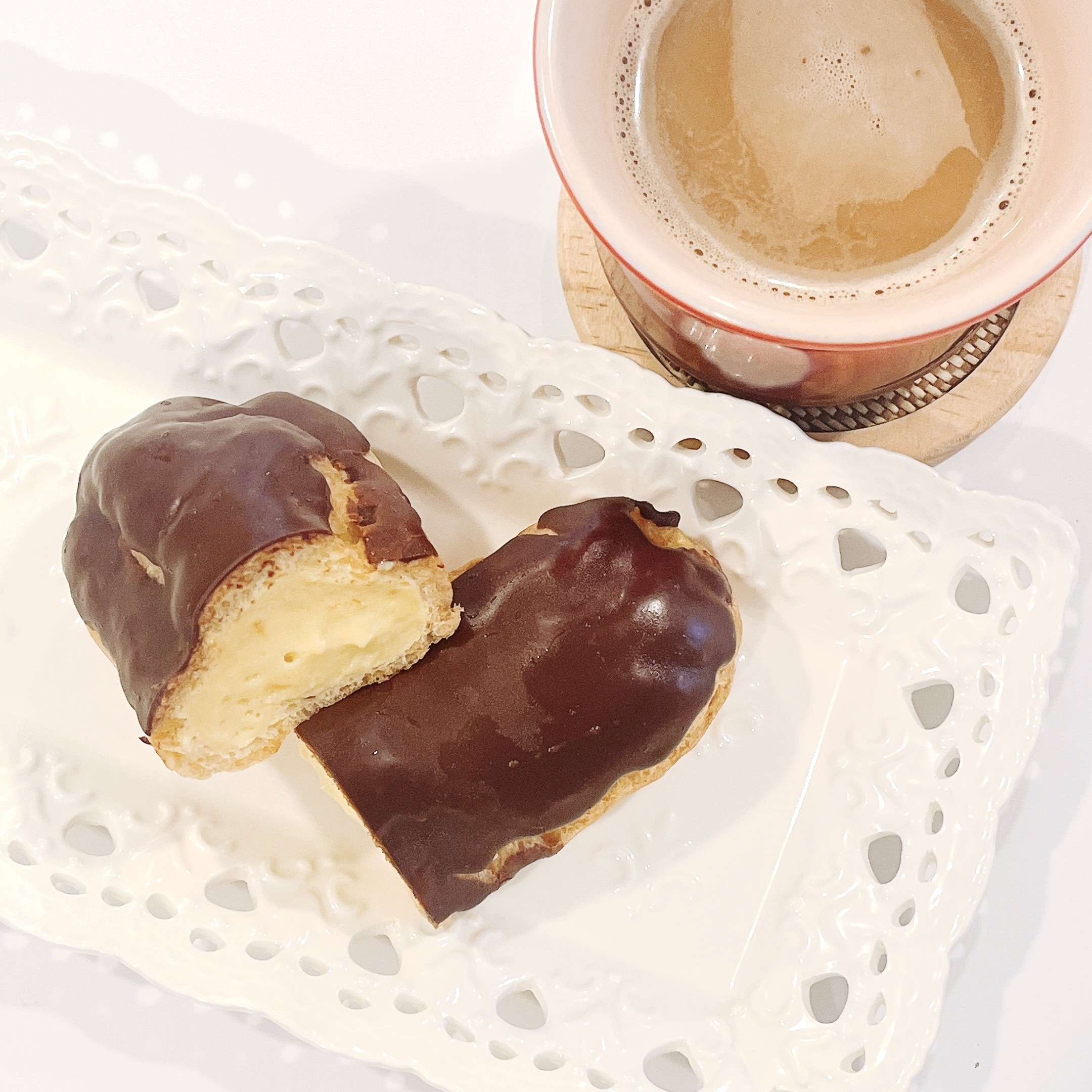 コージーコーナーのおすすめスイーツ「チョコバナナエクレア<ミニオン>」