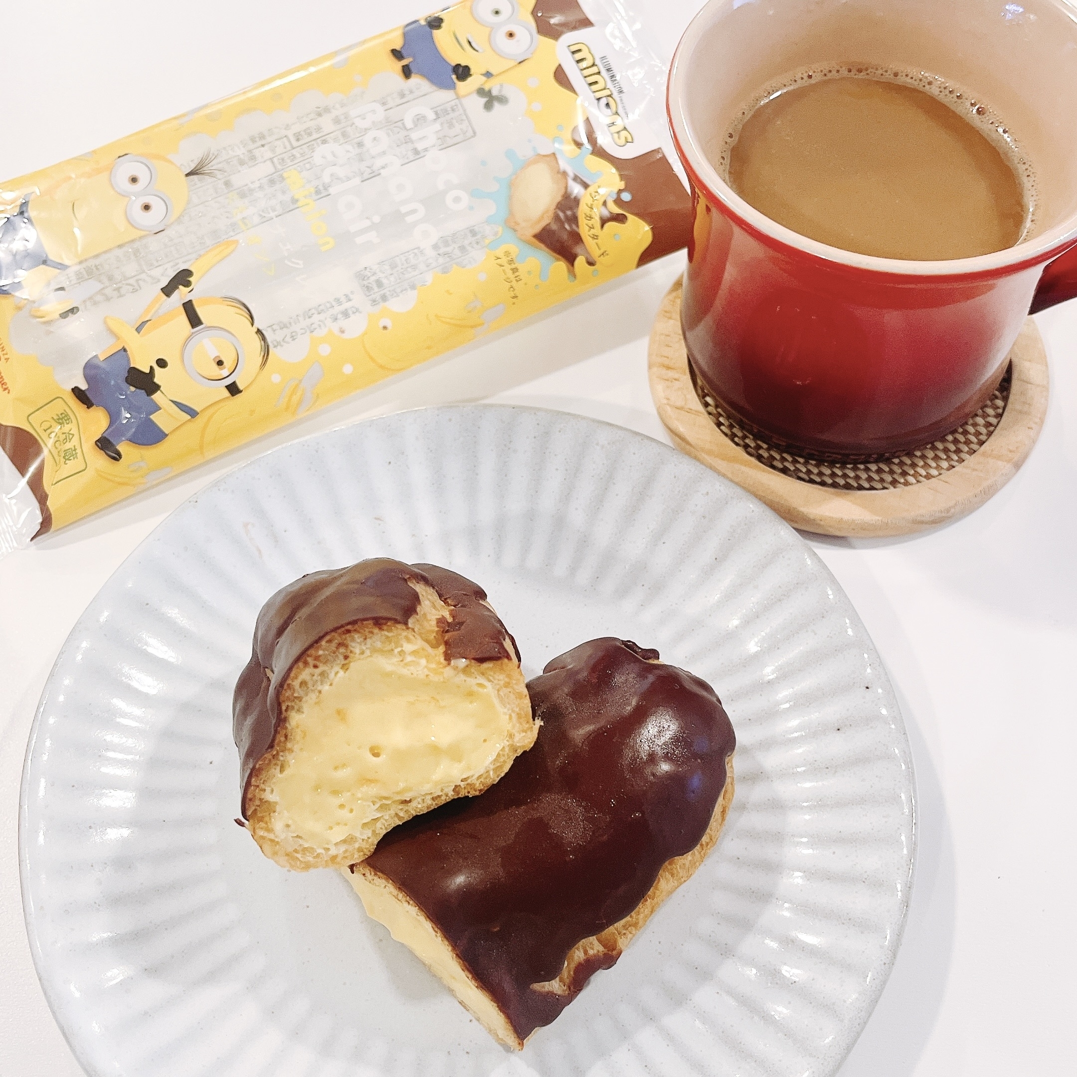 コージーコーナーのおすすめスイーツ「チョコバナナエクレア<ミニオン>」