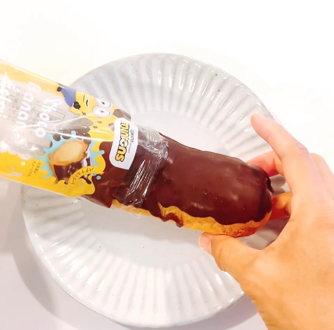 コージーコーナーのおすすめスイーツ「チョコバナナエクレア<ミニオン>」