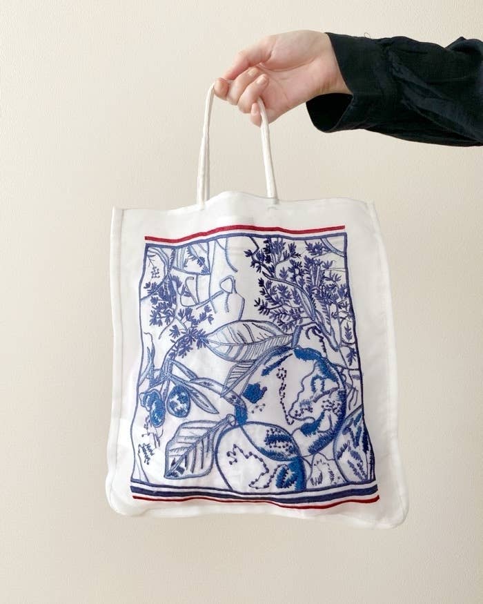 ZARAの「新作バッグ」が涼しげでめっちゃカワイイ…！華やかな刺繍の 