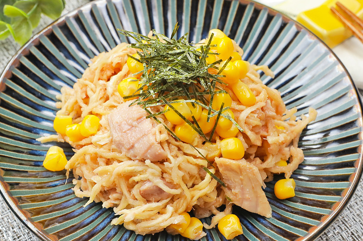 お皿に盛られたツナとコーンがトッピングされたパスタの写真です。