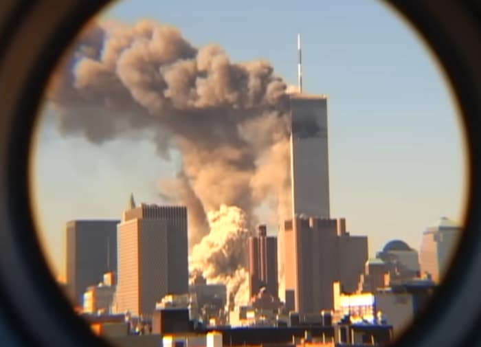 大量の粉塵(ふんじん)を出して倒壊する世界貿易センタービルの南棟