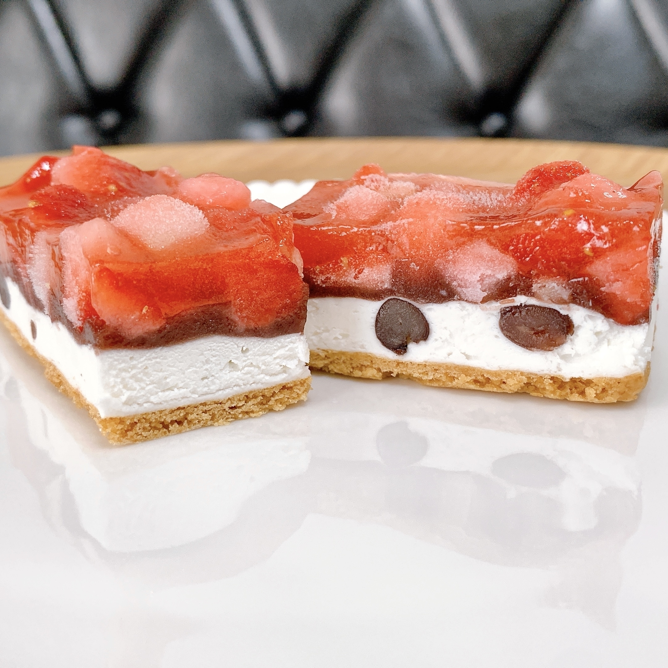 FamilyMart(ファミリーマート)の冷凍スイーツ「凍ったまま食べるいちご小豆タルト」