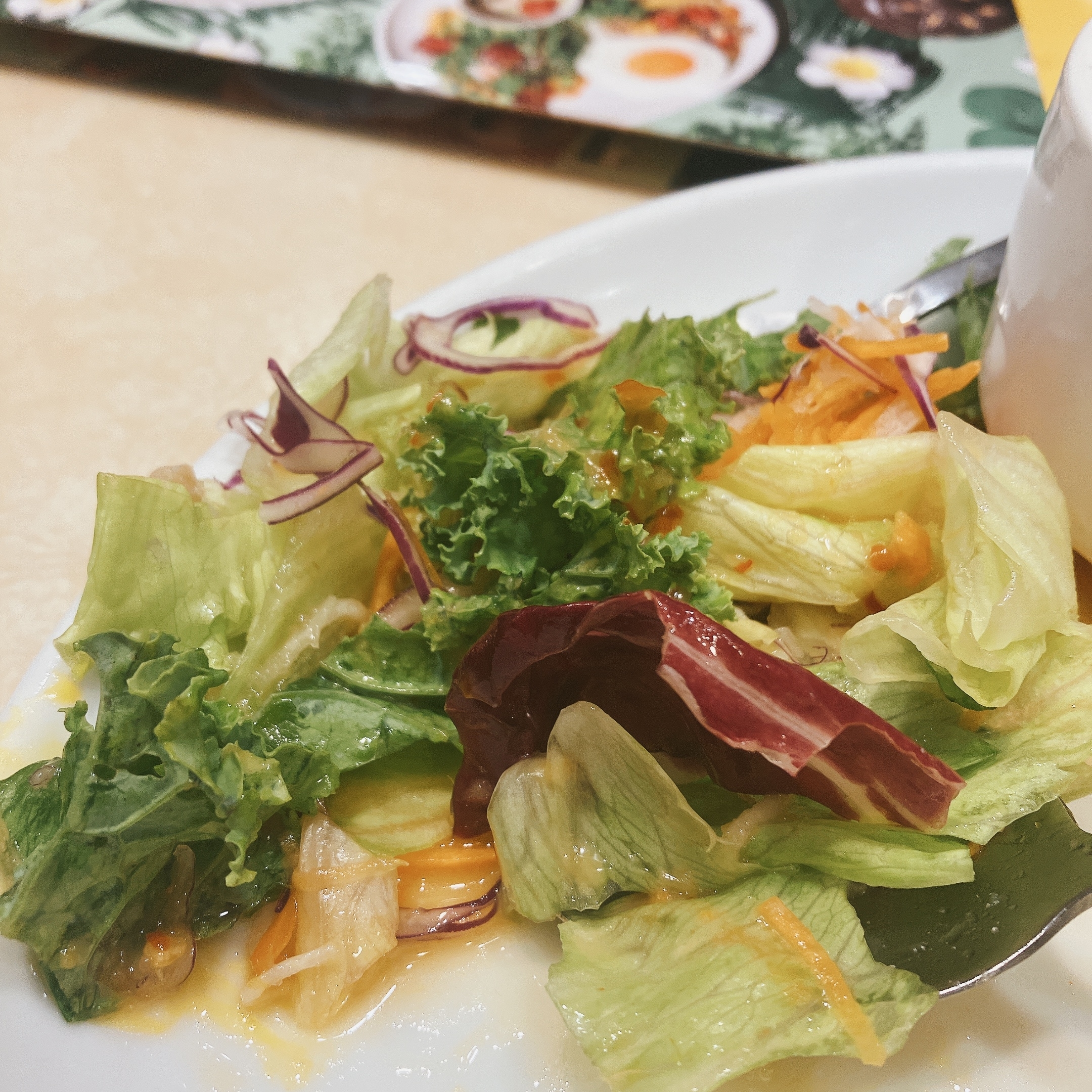 ガストのおすすめ料理「エダジュン監修ガパオ&グリーンカレープレート」