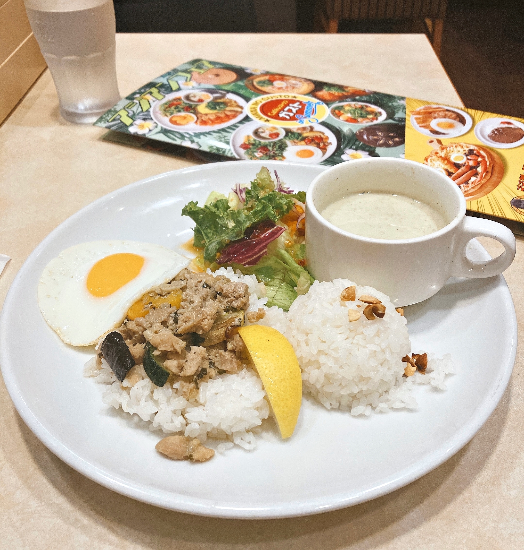 ガストのおすすめ料理「エダジュン監修ガパオ&グリーンカレープレート」