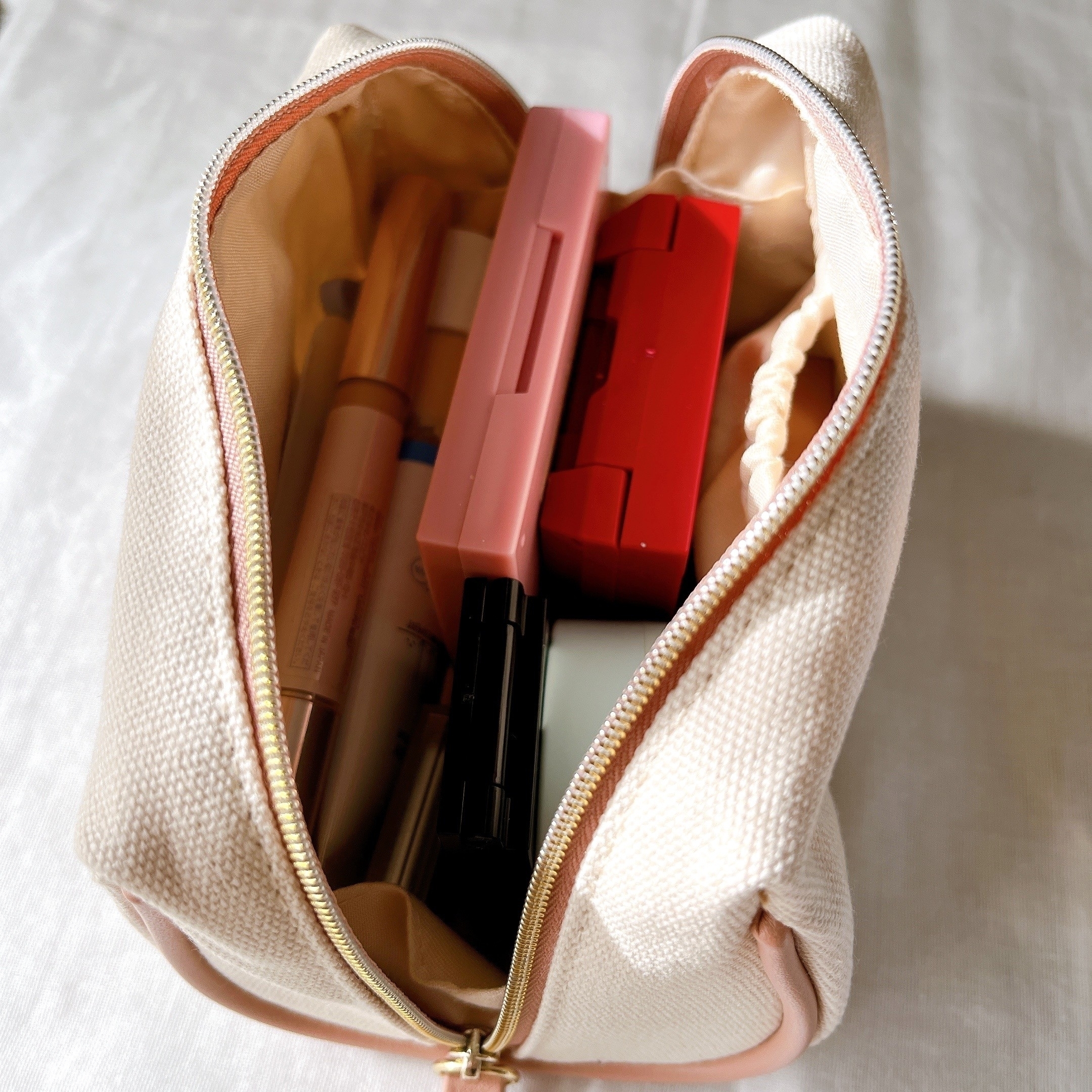 ニトリのおすすめグッズ「スクエアポーチ boris(ルンルンサガラシリーズ)」