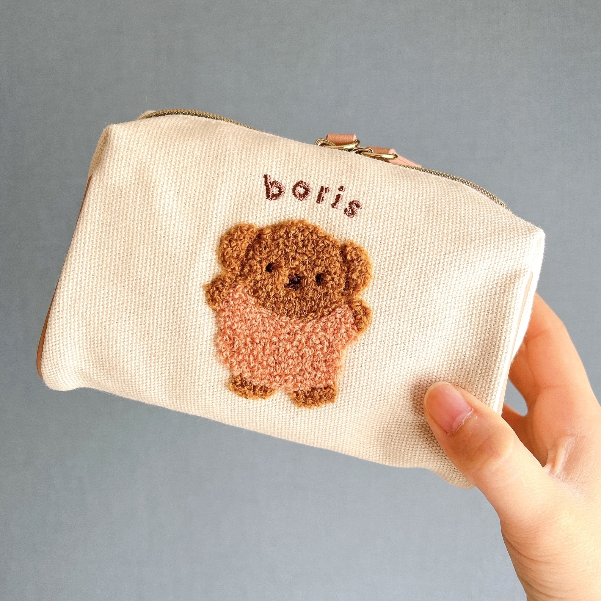 ニトリのおすすめグッズ「スクエアポーチ boris(ルンルンサガラシリーズ)」