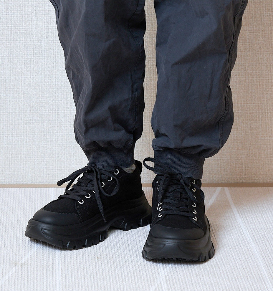 GU（ジーユー）のおすすめファッションアイテム「ボリュームソールキャンバススニーカー+E」