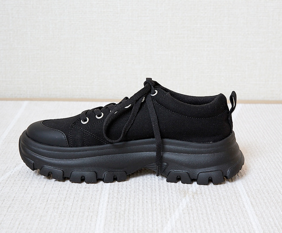 GU（ジーユー）のおすすめファッションアイテム「ボリュームソールキャンバススニーカー+E」