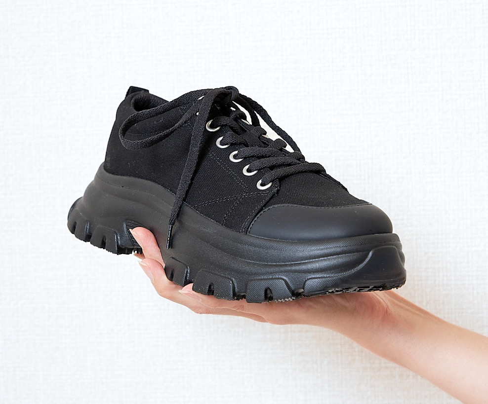 GU（ジーユー）のおすすめファッションアイテム「ボリュームソールキャンバススニーカー+E」