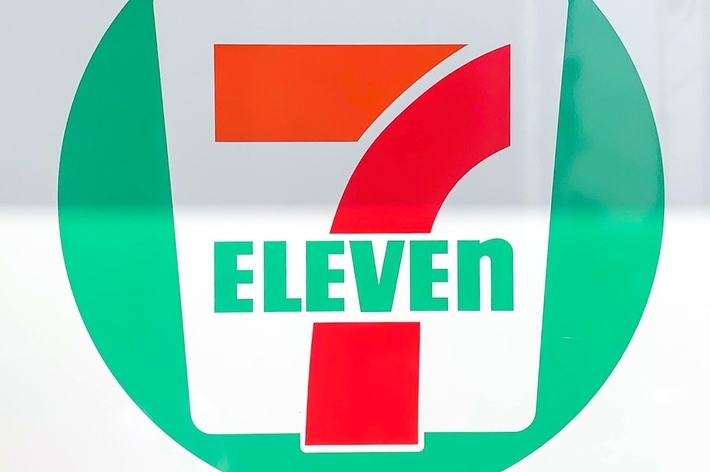 セブンイレブンのロゴが写っています。
