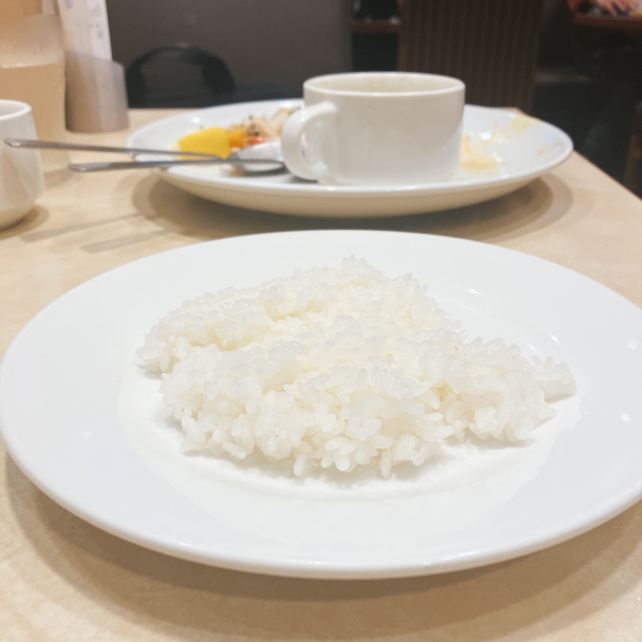 ガストのおすすめ料理「エダジュン監修ガパオ＆グリーンカレープレート」