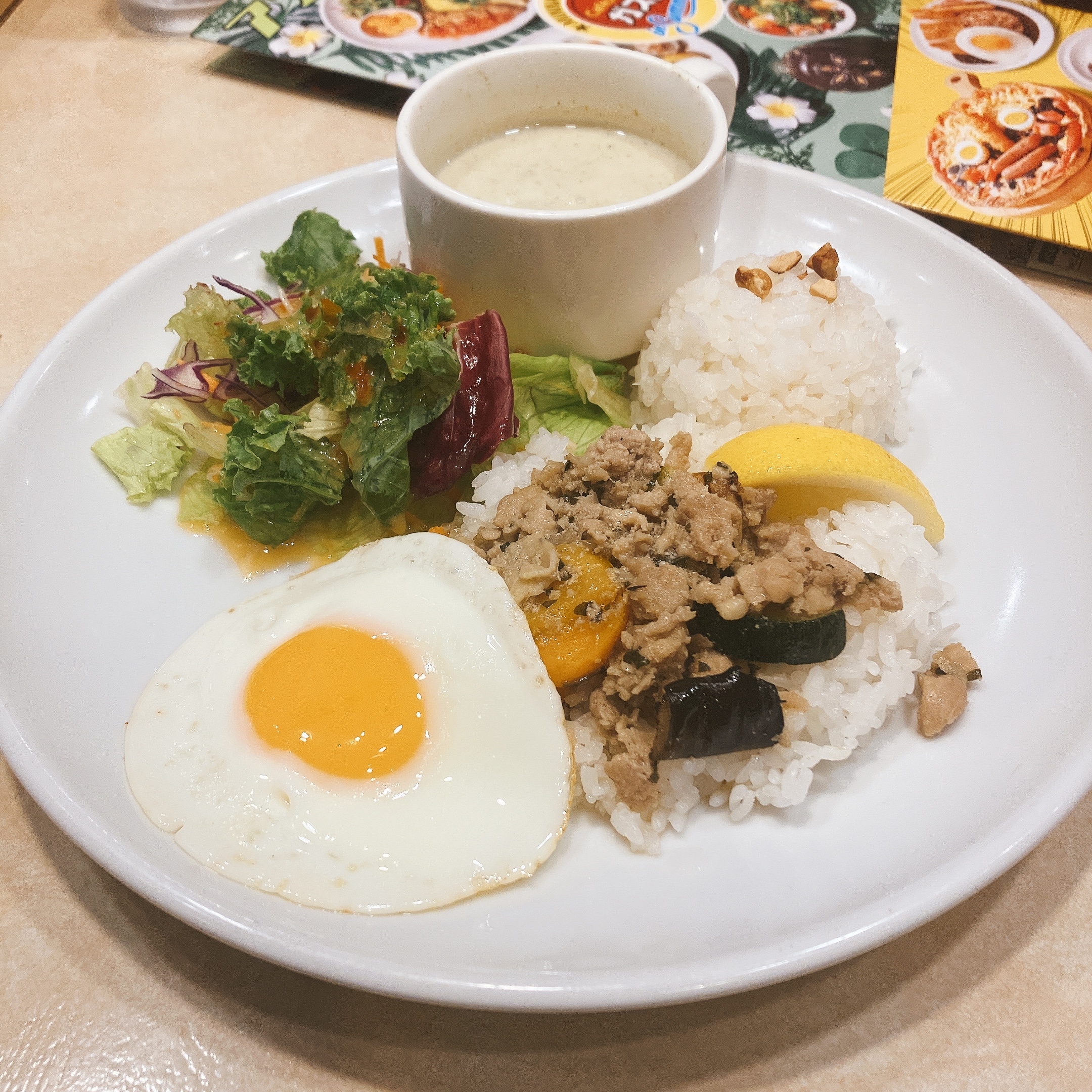 ガストのおすすめ料理「エダジュン監修ガパオ＆グリーンカレープレート」