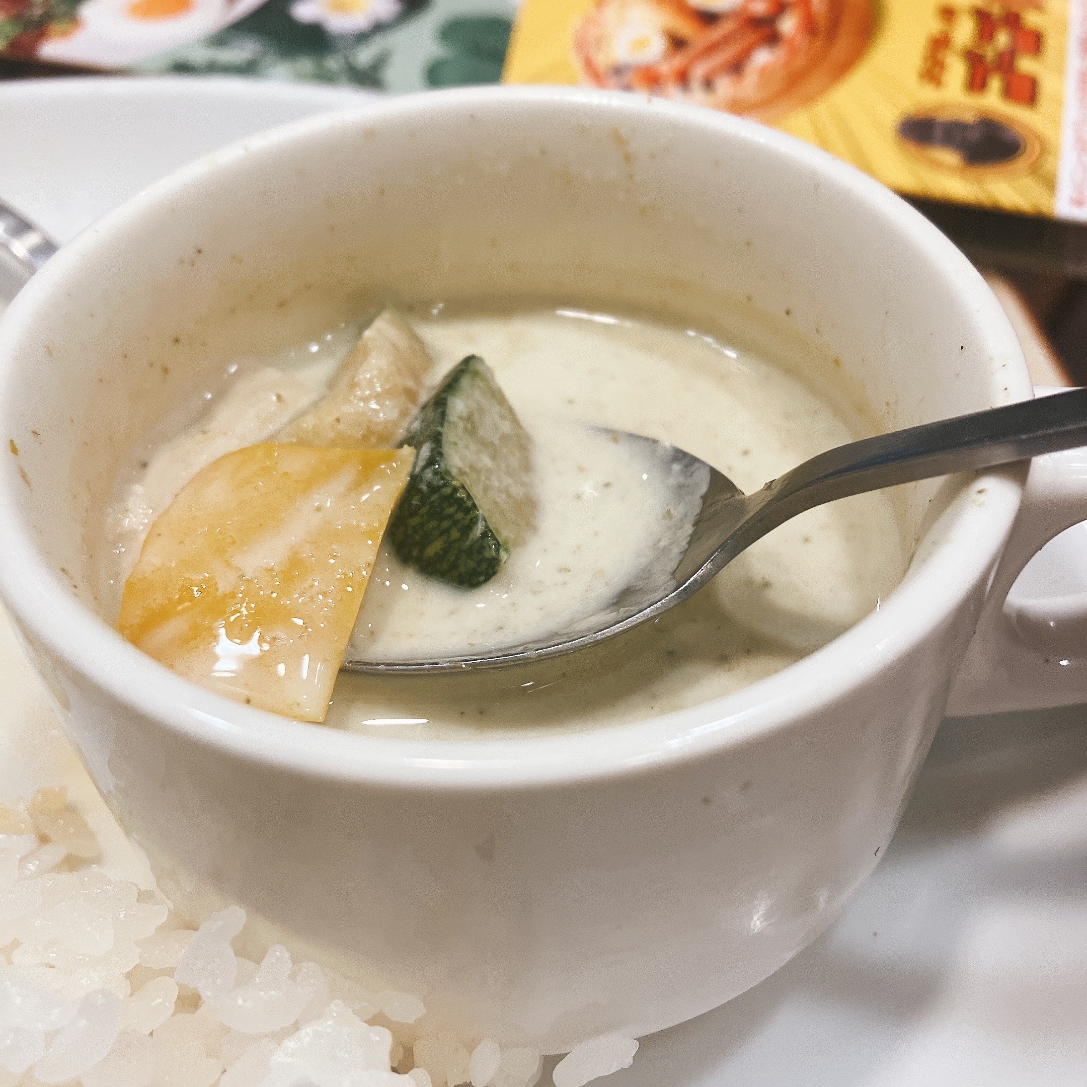 ガストのおすすめ料理「エダジュン監修ガパオ＆グリーンカレープレート」