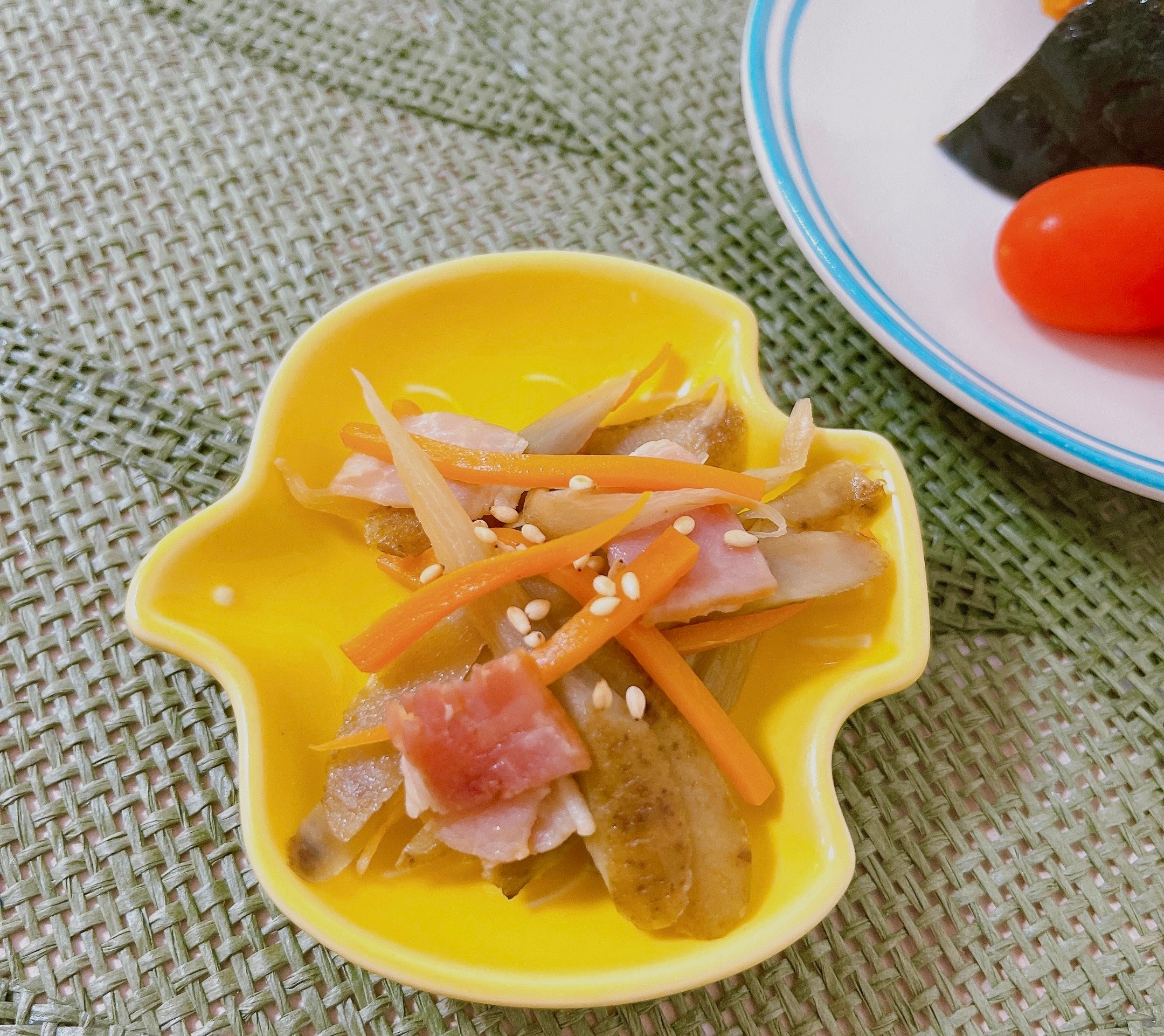 DAISO（ダイソー）のおしゃれ食器「豆皿（とり、イエロー、約8cm）」