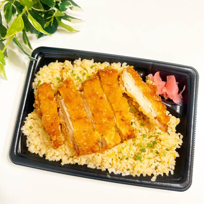 FamilyMart(ファミリーマート)のおすすめフード「大盛炒飯!山賊焼弁当」