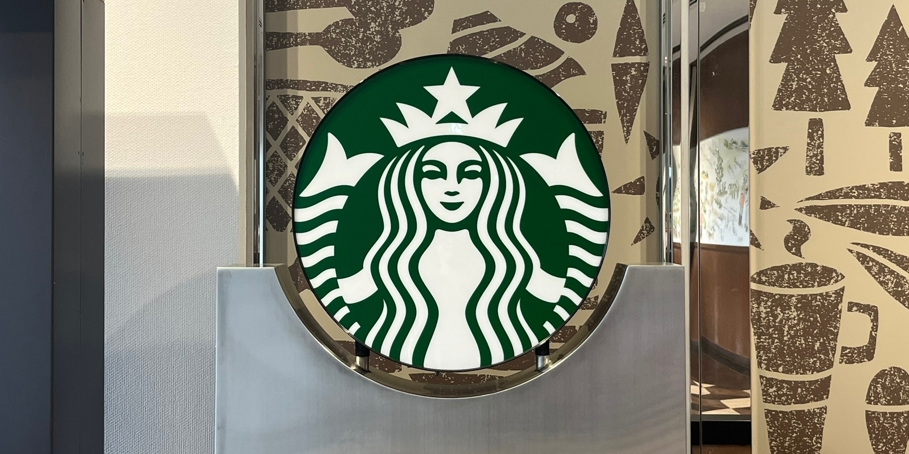 スタバの「大容量トートバッグ」が華やかデザインでオシャレ