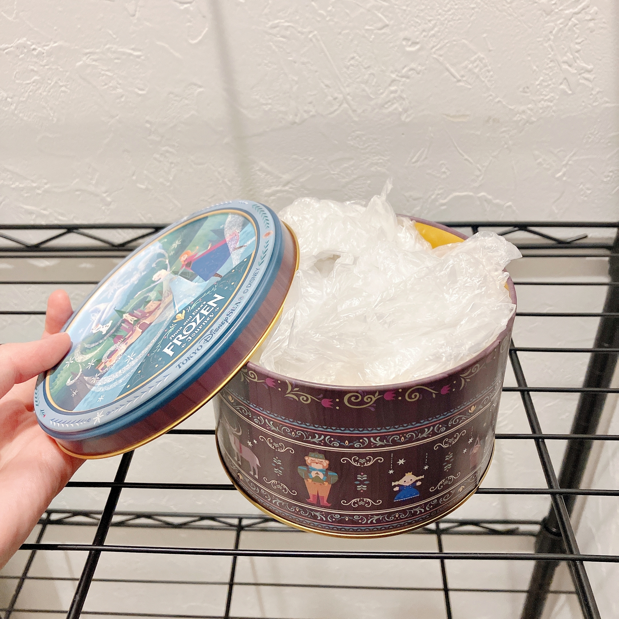 ディズニーシーのおすすめお菓子「クッキー 缶 アナと雪の女王」