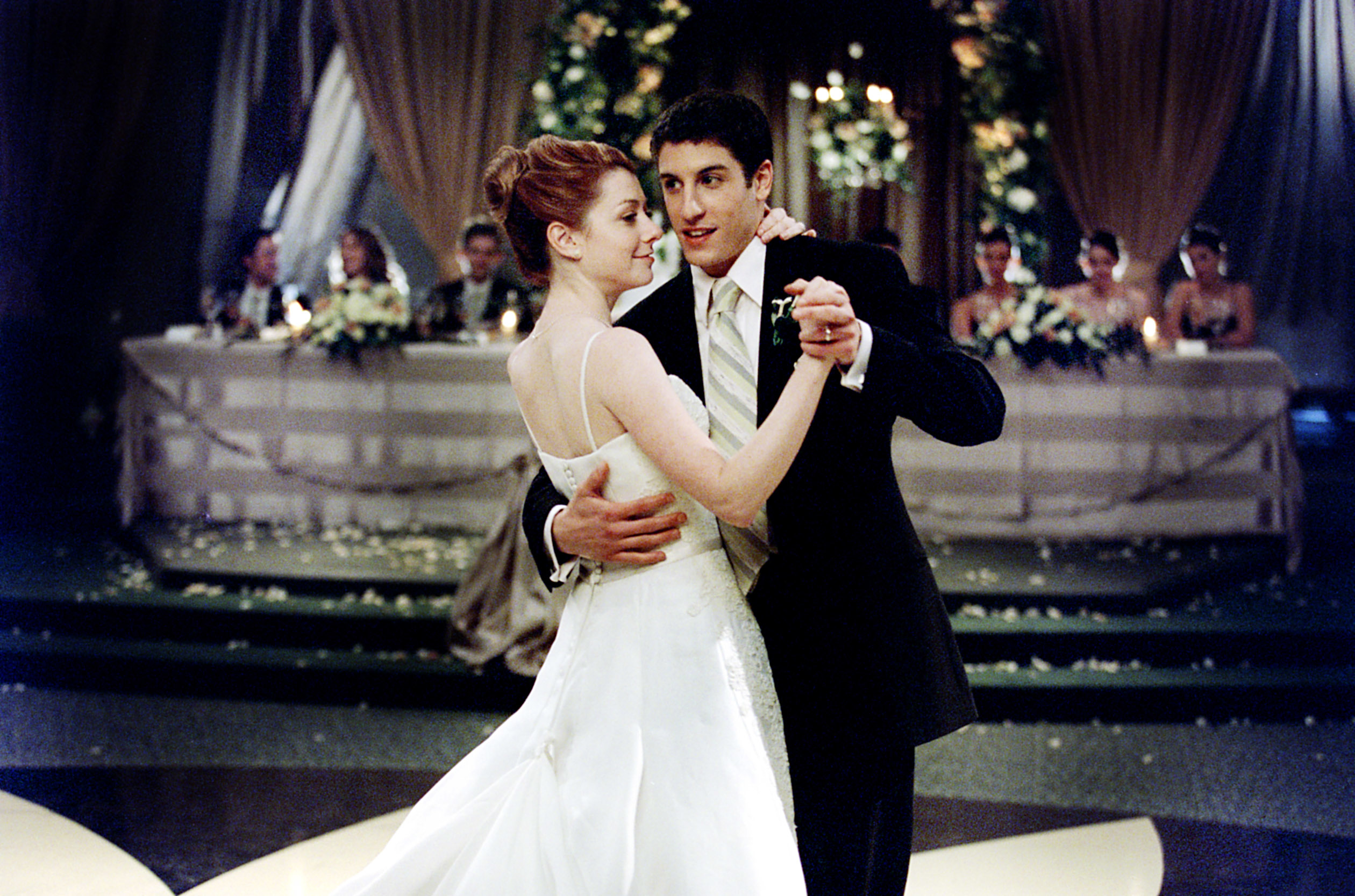 Alyson Hannigan and Jason Biggs dancing as bride and groom in &quot;American Wedding&quot;