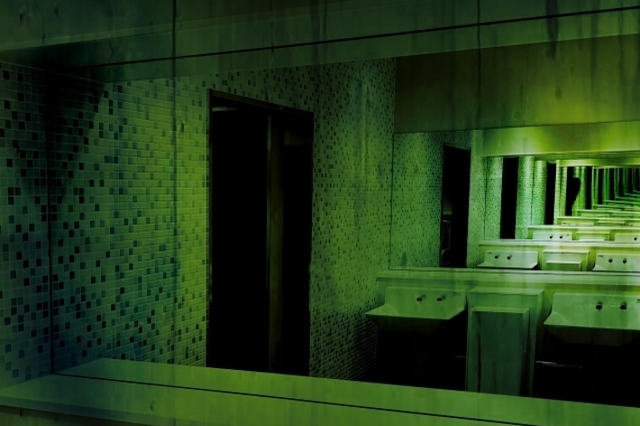 空の公衆トイレの鏡には無限の反射が映り込んでいる。